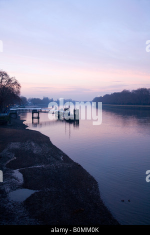 Vue sur la Tamise, fleuve, et jetée sur la Tamise, à Putney. Londres. UK. Banque D'Images