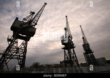 Grues portuaires abandonnés à Canary Wharf est de Londres. Banque D'Images