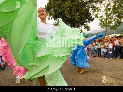 COSTA RICA Festival danse danseurs en face de foule dans la ville de la région de la vallée centrale Pejibaye pentes des Caraïbes Banque D'Images