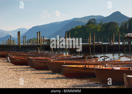 Les bateaux de plaisance sur Derwentwater à vers Catbells, Lake District, Cumbria, Royaume-Uni Banque D'Images