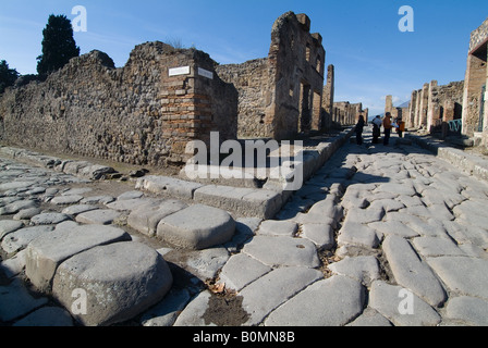 Rue de la ville de Pompéi, la ville romaine parfaitement conservée presque détruit par une éruption du Vésuve à Pompéi, AD79, Banque D'Images