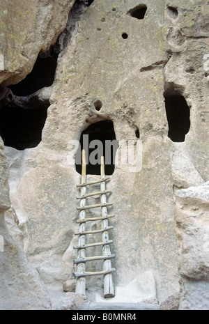 Ruinsite de bandelier Cliff dwellings de frijoles tribu anasazi canyon state of New Mexico usa Banque D'Images