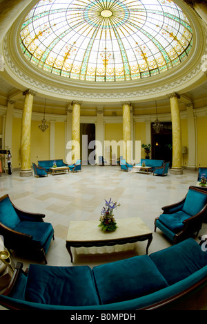 L'ancien hall de l'hôtel atrium avec des chaises lima Pérou Amérique du Sud Banque D'Images