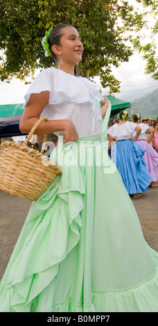 COSTA RICA danse danseurs Festival avant de foule dans la ville de la région de la vallée centrale Pejibaye pentes des Caraïbes Banque D'Images