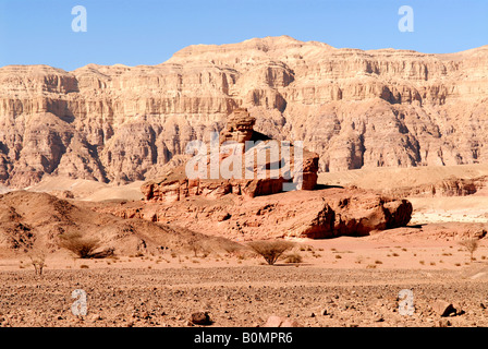 La vallée de Timna Park dans le Néguev avec Mont Boreg en premier plan et les montagnes de la rose Timna Cliffs dans l'arrière-plan Banque D'Images