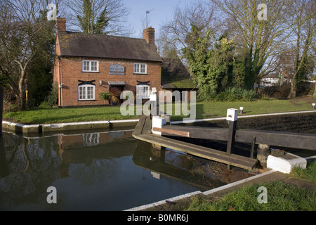 La rivière Wey et Basingstoke canal à Pampigny, près de New Haw, Surrey. UK. Banque D'Images