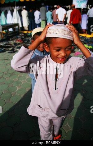 Enfants à la mosquée Hua Thanon village koh Samui Thaïlande Banque D'Images