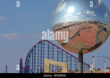 La boule sur la nouvelle promenade de Blackpool South Shore Banque D'Images