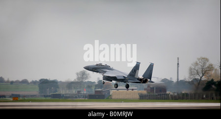 F 15 E Strike Eagle à l'atterrissage à RAF Lakenheath dans le Suffolk en Angleterre Banque D'Images