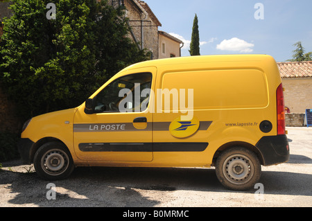 La Poste Jaune Camion de livraison, une partie du service postal français. Banque D'Images