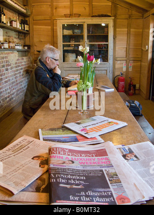 Man reading in the cafe at Petersham Nurseries, Petersham. Richmond upon Thames. UK Banque D'Images