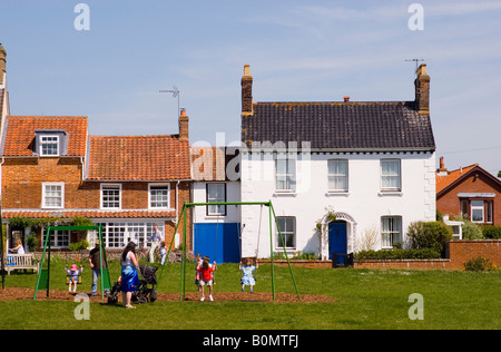 Les gens sur Walberswick Village Green, Suffolk, UK Banque D'Images