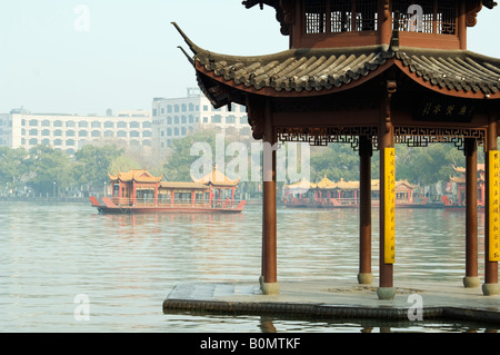 Un pavillion sur le bord de l'eau de West Lake Hangzhou Zhejiang Province Chine Banque D'Images