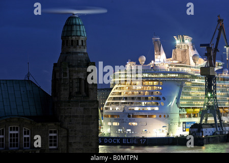Le navire de croisière ' Liberté de la mer" dans le dock de Blohm  + Voss avec atterrissage historique Landungsbruecken les ponts, Hambourg, Allemagne Banque D'Images
