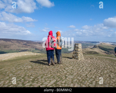 Regardez vers le nord couple depuis le sommet de Mam Tor. Parc national de Peak District. Le Derbyshire. UK. Banque D'Images