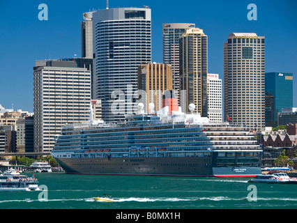 Cunards la reine victoria bateau de croisière dans le port de sydeny avec ville en arrière-plan pendant l'ultime voyage de QE2 Banque D'Images