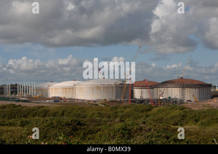 La construction du réservoir à terre South Hook LNG Pembrokeshire Milford Haven au Pays de Galles Royaume-uni Grande-Bretagne Banque D'Images