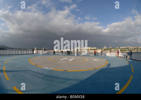 Hélisurface sur le pont de Pont Aven Brittany Ferries ferry Plymouth à Roscoff traversant l'Océan Atlantique Banque D'Images