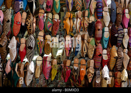 Chaussons en vente au souk, Marrakech, Maroc Banque D'Images