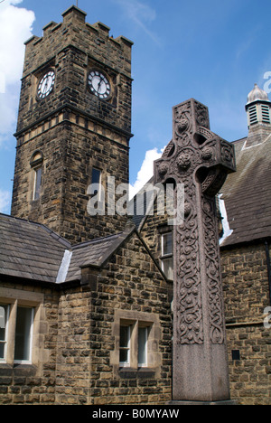 La Queens Hall une salle publique avec une croix de style celtique memorial à l'avant-plan en Burley Wharfedale Banque D'Images