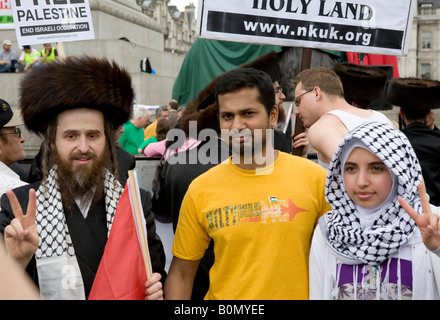 Les Juifs orthodoxes démontrant en faveur des Palestiniens à la Palestine libre Raleigh Trafalgar Square London UK Europe Banque D'Images