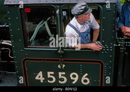 Le conducteur de locomotive à vapeur footplate 45596, France Banque D'Images