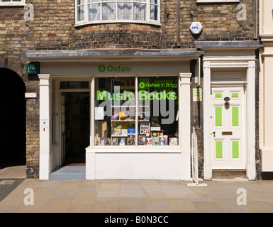 Magasin de charité Oxfam à Brigg, Lincolnshire du Nord, Royaume-Uni Banque D'Images