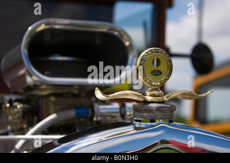 Boyce Motometer winged bouchon de radiateur avec l'indicateur de température intégré sur Ford hotrod Banque D'Images