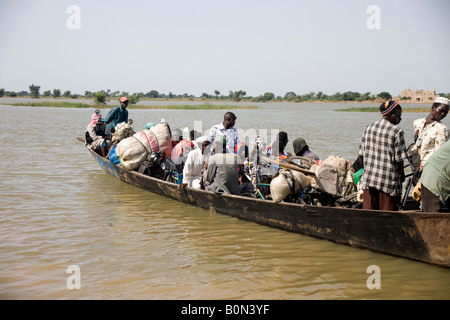 Passager sur Pirogue sur le fleuve Niger à Ségou, Mali, Afrique de l'Ouest Banque D'Images