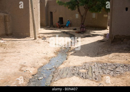 Le Mali, une rue étroite, et vidanger à Ségou, sur le fleuve Niger Banque D'Images