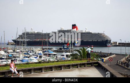 La Reine Victoria bateau de croisière amarré à Funchal, Madère. Banque D'Images