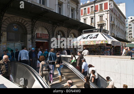 Entrée de l'escalier mécanique du métro en place Omonia, dans le centre d'Athènes Grèce Banque D'Images