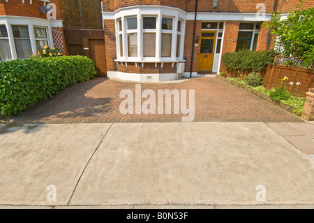 Le pavé dur afin de fournir de stationnement hors route/semi commercial property Victorian Edwardian house dans la banlieue. Banque D'Images