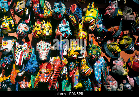Jan 31, 2002 - les masques en bois artisanal Maya pour la danse traditionnelle au marché hebdomadaire de Chichicastenango au Guatemala. Banque D'Images