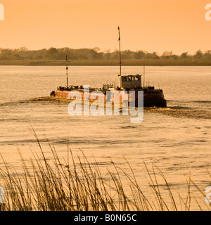 Navire-citerne sur la marée en rivière Ouse à Reedness, East Yorkshire, UK Banque D'Images
