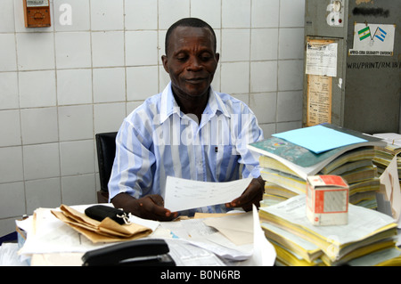 Les fichiers d'études de l'entrepreneur dans son bureau, Accra, Ghana Banque D'Images