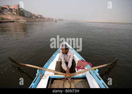 Batelier sur le Gange rangées le long du ghats Banque D'Images