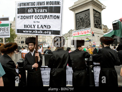 Les Juifs orthodoxes démontrant en faveur des Palestiniens à la Palestine libre Raleigh Trafalgar Square London UK Europe Banque D'Images