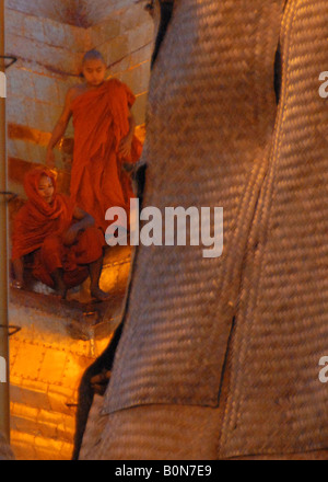 Monks ramasser des feuilles d'or, lever du soleil à la pagode Shwedagon de Rangoon, Myanmar , Banque D'Images