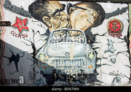 Graffiti sur les vestiges du Mur de Berlin à l'East Side Gallery Berlin Allemagne Avril 2008 Banque D'Images
