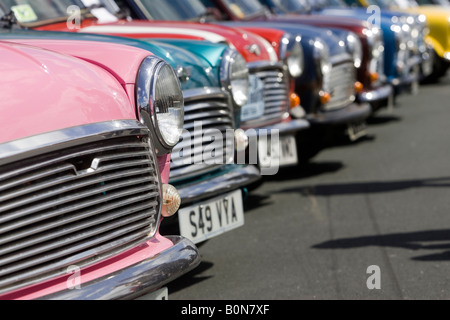 Minis alignés le long de la mer à Brighton après le 23e course Mini Londres à Brighton. 18 mai 2008. Banque D'Images