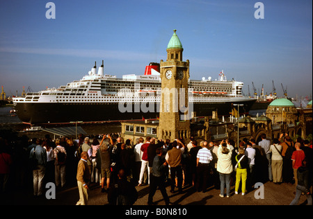 19 juillet 2004 - Cunard, le Queen Mary II transmet les Landungsbrücken de quitter le port allemand de Hambourg, tôt le matin. Banque D'Images