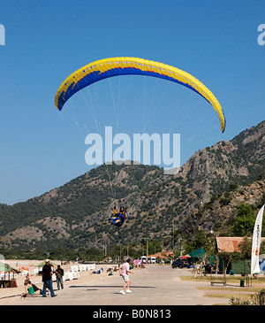 En venant de parapente d'atterrir à oludeniz mugla turquie Banque D'Images