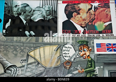 Graffiti sur les vestiges du Mur de Berlin à l'East Side Gallery Berlin Allemagne Avril 2008 Banque D'Images