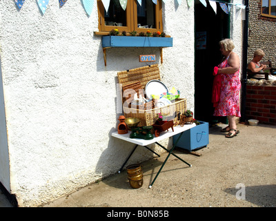 Un retraité à la recherche d'une chambre dans un shop à sheringham, Norfolk, Royaume-Uni. Banque D'Images