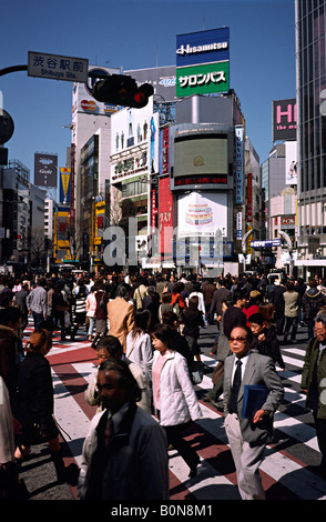 Japon Tokyo Shibuya Hachiko city scramble crossing rue animée de nombreuses personnes vivant en milieu urbain de la route les piétons intersection Banque D'Images
