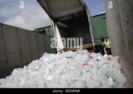 Bouteille de lait en plastique au recyclage Teignbridge district council chantier de recyclage à Newton Abbot Devon Banque D'Images