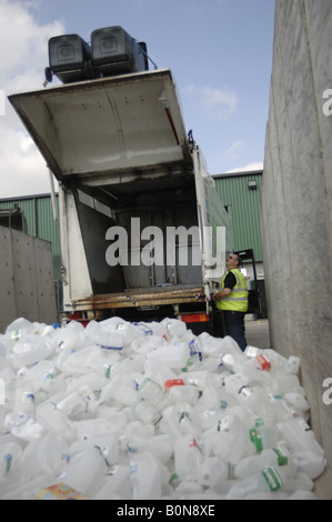 Bouteille de lait en plastique au recyclage Teignbridge district council chantier de recyclage à Newton Abbot Devon Banque D'Images