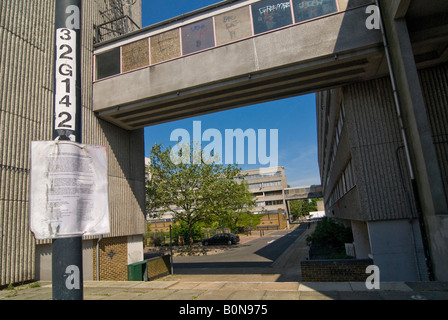 Grand angle horizontal de la Ferrier Estate dans Kidbrooke avec une commande d'achat obligatoire du Conseil avis joint à un lampadaire Banque D'Images