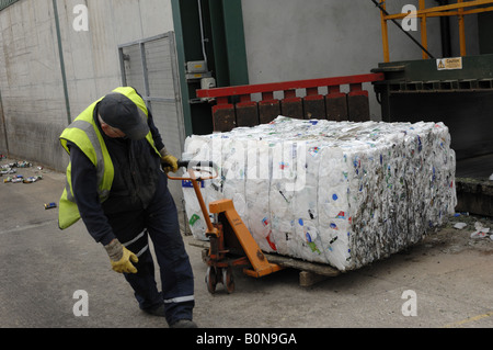 Bouteille de lait en plastique au recyclage Teignbridge district council chantier de recyclage à Newton Abbot Devon Banque D'Images